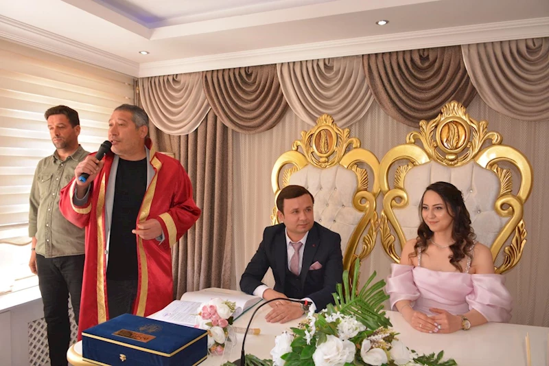 Dinar Belediye Başkanı Veysel Topçu, Göreve Başladıktan Sonra İlk Nikahını Kıydı.