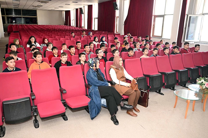 Prof. Dr. Erhan Bingölbali, Şehit Sami Çifci İmam Hatip Ortaokulu öğrencilerine matematik konusunda konferans verdi.