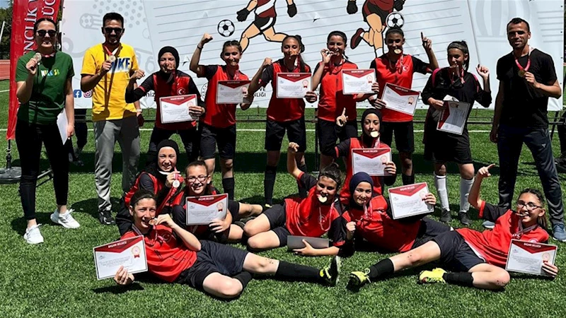 Taşoluk Fatih Ortaokulu Yıldız Kız Futbol Takımı Türkiye finallerine yükseldiği ile büyük bir sevince boğuldu.